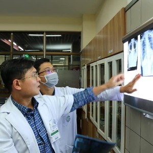 Bác sĩ kiểm tra kết quả thăm khám của bệnh nhân. Ảnh minh họa: Tuấn Dũng.