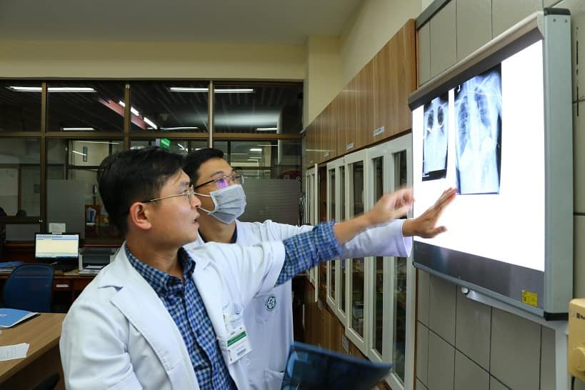 Bác sĩ kiểm tra kết quả thăm khám của bệnh nhân. Ảnh minh họa: Tuấn Dũng.
