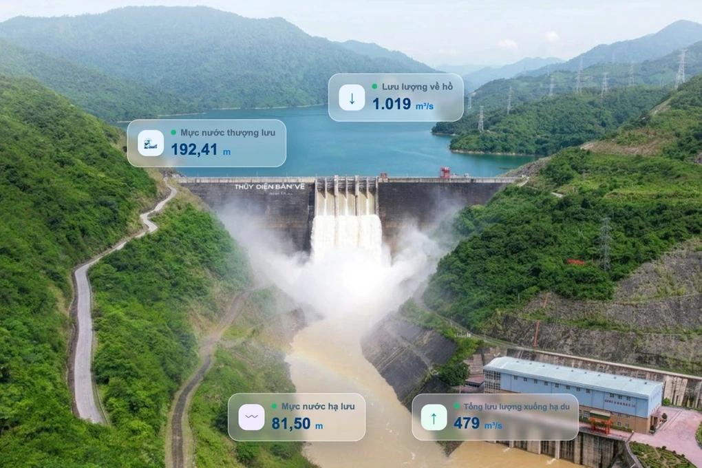 Thủy điện Bản Vẽ xả lũ lúc 9h45 ngày 25/8. Ảnh: Linh Chi