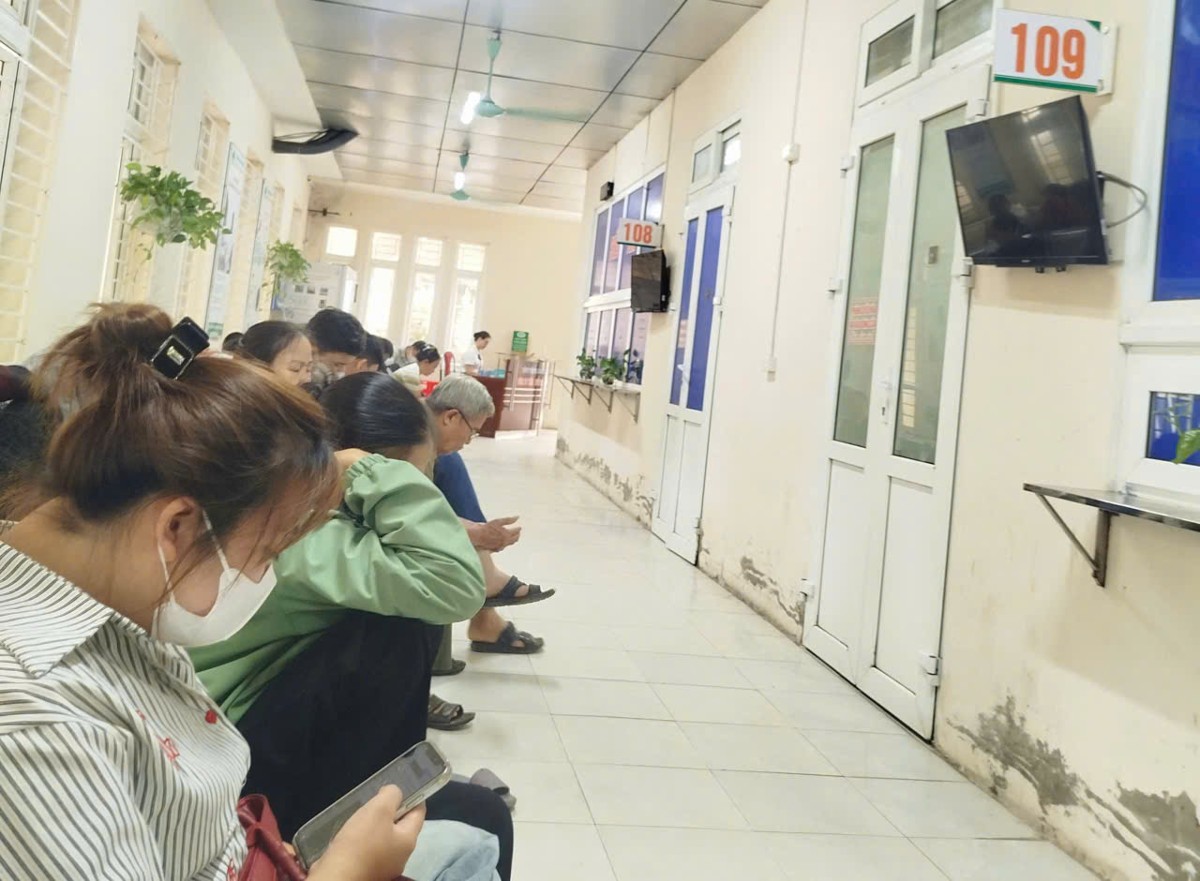 Người dân chờ khám chữa bệnh bảo hiểm y tế. Ảnh: Thu Hằng.