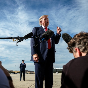 Tổng thống Mỹ Donald Trump trong một cuộc trả lời phỏng vấn báo giới - Ảnh: Nhà Trắng.