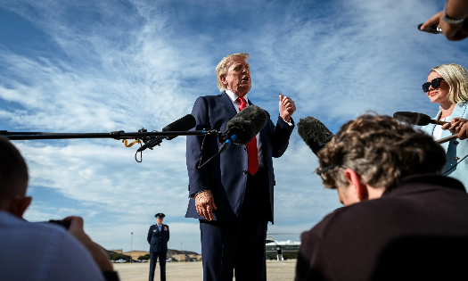 Tổng thống Mỹ Donald Trump trong một cuộc trả lời phỏng vấn báo giới - Ảnh: Nhà Trắng.