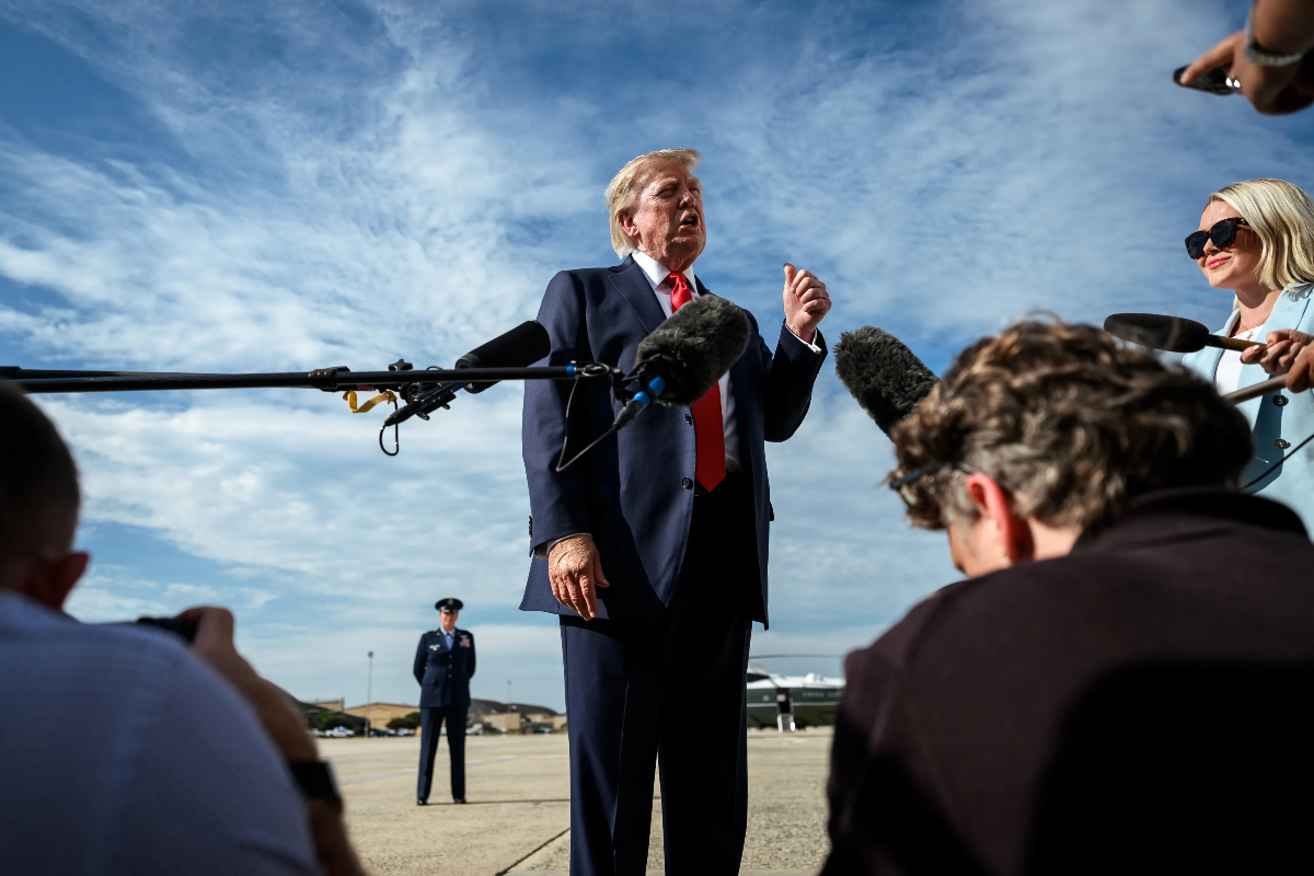 Tổng thống Mỹ Donald Trump trong một cuộc trả lời phỏng vấn báo giới - Ảnh: Nhà Trắng.