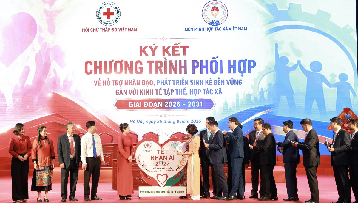 Ký kết chương trình phối hợp giữa Liên Minh Hợp tác xã Việt Nam và Hội Chữ thập đỏ Việt Nam. Ảnh: Chu Khôi.