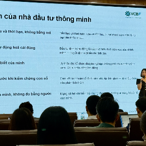 Bà Nguyễn Thị Hằng Nga, Tổng giám đốc Công ty Quản lý quỹ Vietcombank (VCBF) trình bày tham luận tại Hội nghị.