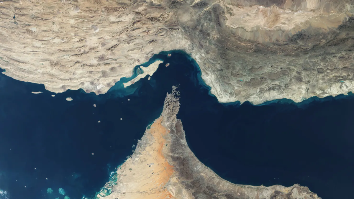 Ảnh chụp từ vệ tinh eo biển Hormuz - Ảnh: Getty/CNBC.