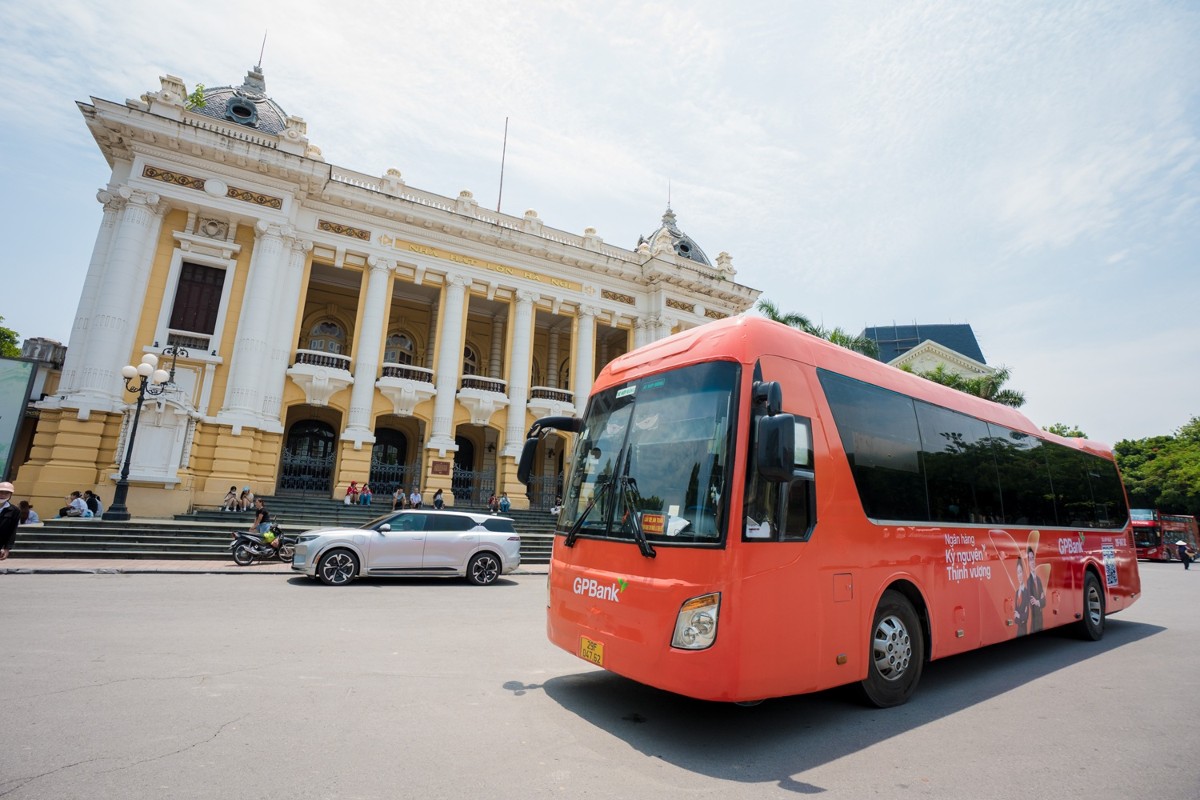Những chuyến xe sắc cam đưa hình ảnh GPBank đi qua các thành phố.
