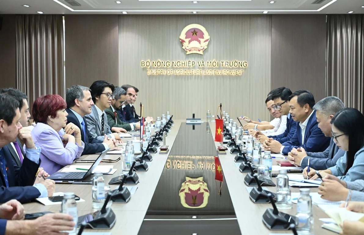 Quang cảnh buổi làm việc giữa Thứ trưởng Bộ Nông nghiệp và Môi trường Nguyễn Hoàng Hiệp và Thứ trưởng Bộ Nông nghiệp Chile Francesco Venezian Urzúa. Ảnh: Kiều Chi.
