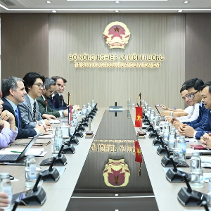 Quang cảnh buổi làm việc giữa Thứ trưởng Bộ Nông nghiệp và Môi trường Nguyễn Hoàng Hiệp và Thứ trưởng Bộ Nông nghiệp Chile Francesco Venezian Urzúa. Ảnh: Kiều Chi.