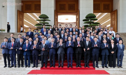 Prime Minister Le Minh Hung takes a group photo with representatives from Chinese businesses operating in Vietnam. (Photo: chinhphu.vn)