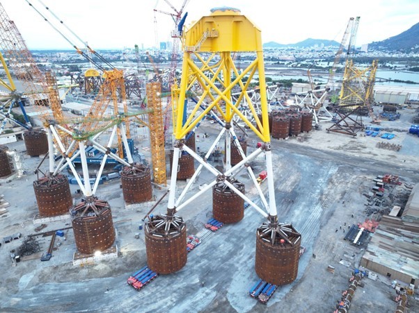 Chân đế điện gió ngoài khơi của dự án Greater Changhua Offshore Wind Farm 2b&4 được site-move bằng thiết bị chuyên dụng SPMT.