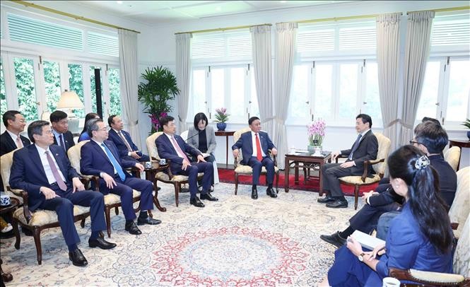 Politburo Member and Permanent&nbsp;Member of the Communist Party of Vietnam&nbsp;(CPV) Central Committee’s Secretariat Tran Cam Tu meets with&nbsp;Prime Minister Lawrence Wong. (Photo: VNA)
