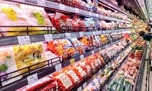 Thực phẩm được bày bán trên thị trường. Ảnh: Thu Hằng.