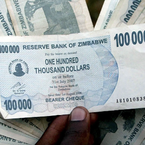 Đồng tiền 100.000 đôla Zimbabwe vào năm 2017- Ảnh: NYT.