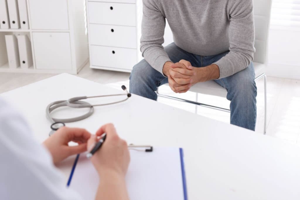 Nhiều nam giới vẫn còn tâm lý chủ quan với HPV. Ảnh: Mantacc