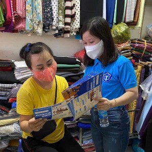 Cán bộ bảo hiểm xã hội thông tin chính sách bảo hiểm đến người dân. Ảnh: Duy Nguyễn.