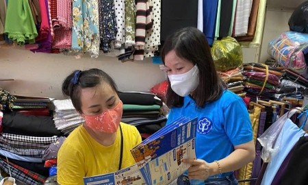 Cán bộ bảo hiểm xã hội thông tin chính sách bảo hiểm đến người dân. Ảnh: Duy Nguyễn.