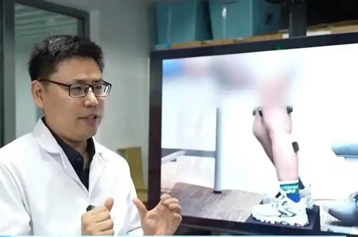 Thiết bị robot đeo siêu nhẹ, có khả năng hỗ trợ phục hồi chức năng thần kinh cơ ở trẻ mắc bệnh teo cơ tủy sống. Ảnh: The Star