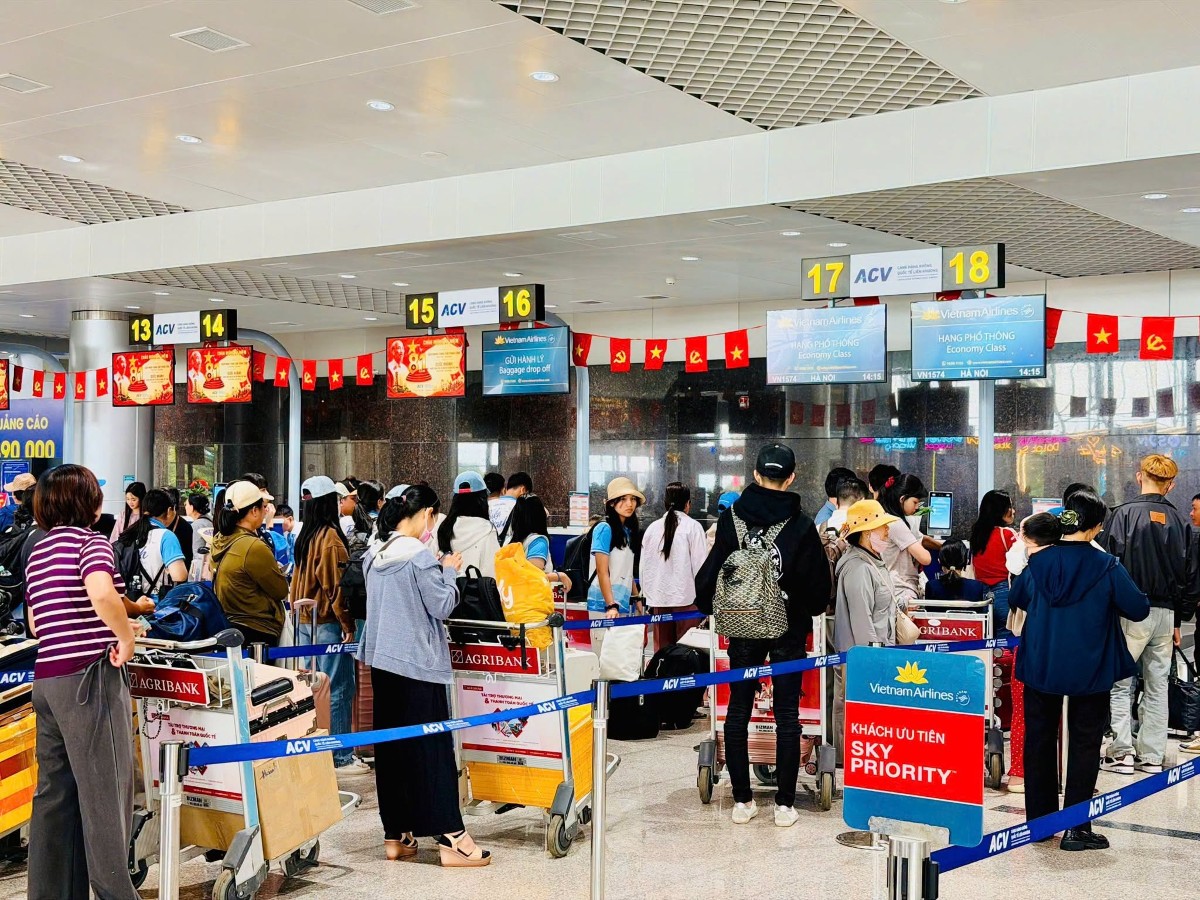 Sân bay Liên Khương đã đón gần 5.000 lượt khách trong ngày đầu mở cửa trở lại. Ảnh: WorldTrans
