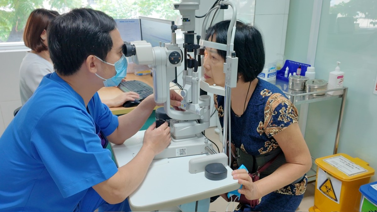 Thăm khám bệnh về Mắt cho người cao tuổi phường Định Công, TP Hà Nội. Ảnh: Thanh Thảo