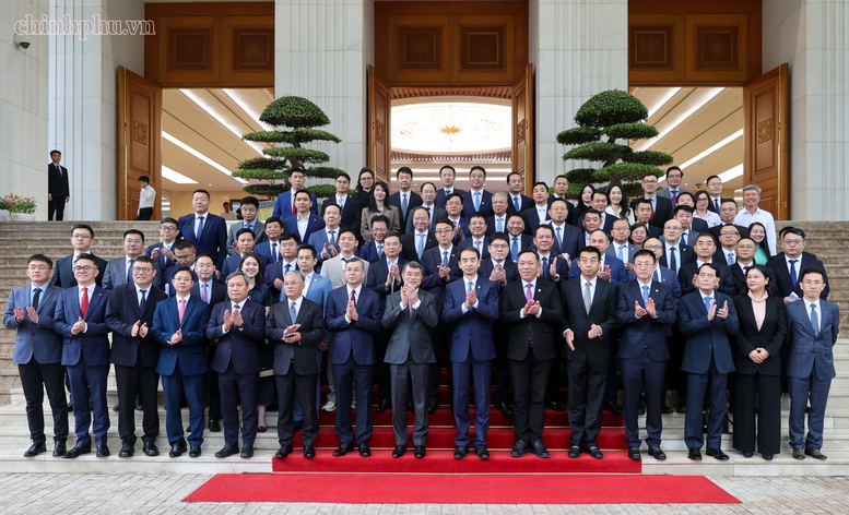 Thủ tướng chụp ảnh lưu niệm cùng các đại biểu - Ảnh: chinhphu.vn/Nhật Bắc.