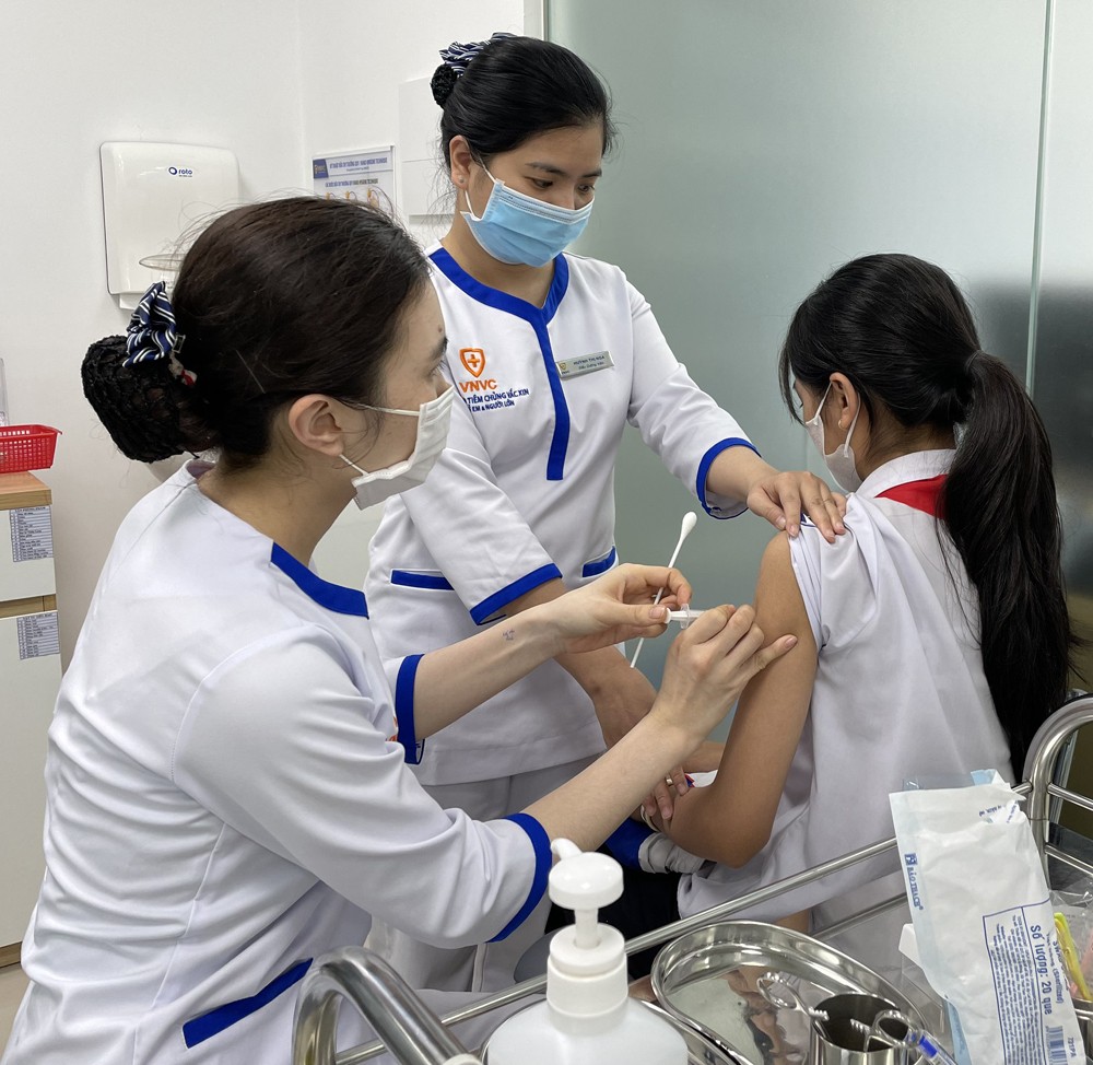 WHO khuyến cáo ưu tiên tiêm ngừa vaccine HPV cho trẻ em trong giai đoạn 9 - 14 tuổi. Ảnh: VNVC