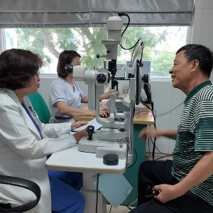 Thăm khám bệnh về Mắt cho người cao tuổi phường Định Công, TP Hà Nội. Ảnh: Thanh Thảo