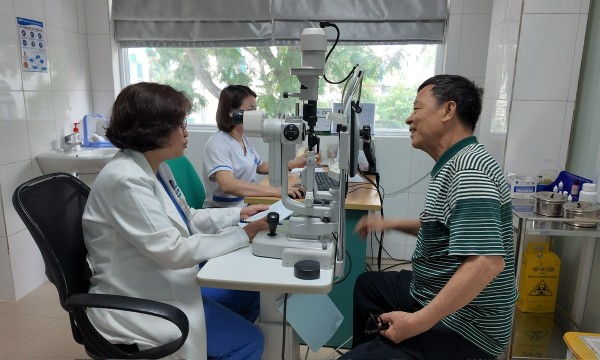 Chăm sóc mắt cho người cao tuổi