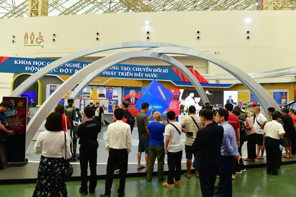 Các sản phẩm do Việt Nam phát triển như máy bay không người lái - UAV, robot hình người... được trưng bày tại Triển lãm thành tựu khoa học, công nghệ, đổi&nbsp; mới sáng tạo và chuyển đổi số năm 2025 thu hút nhiều khách tham quan. Ảnh: MPT