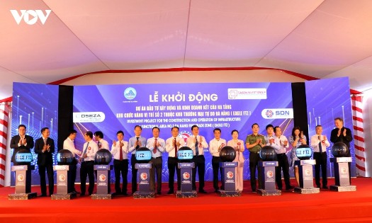 Delegates press the button to officially launch the EAGLE FTZ project in Da Nang on August 27. (Photo: VOV)