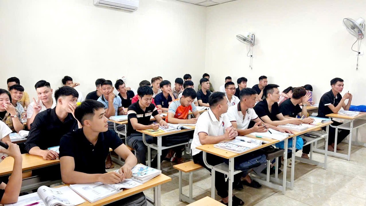 Lớp đào tạo tiếng Hàn cho lao động đi làm việc tại Hàn Quốc. Ảnh: Khoa Trường.