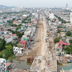 Công trường mở rộng Đại lộ Lê Lợi đang được các nhà thầu khẩn trương thi công. Ảnh: Nguyễn Thuấn