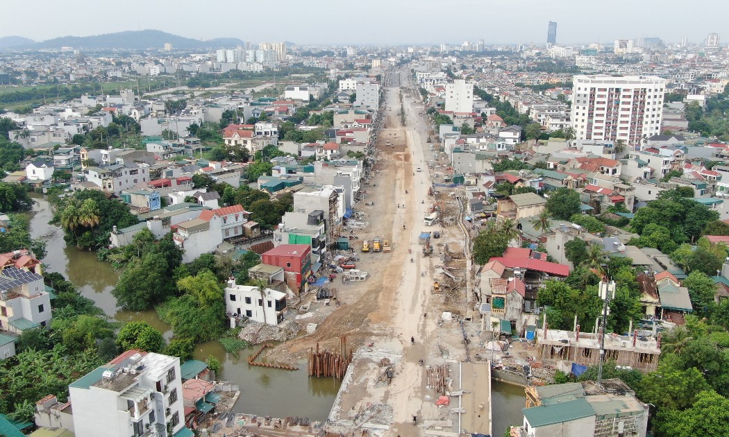 Công trường mở rộng Đại lộ Lê Lợi đang được các nhà thầu khẩn trương thi công. Ảnh: Nguyễn Thuấn