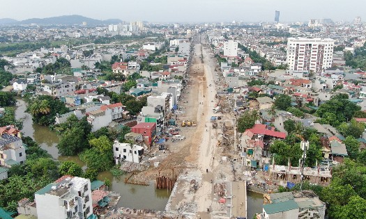 Công trường mở rộng Đại lộ Lê Lợi đang được các nhà thầu khẩn trương thi công. Ảnh: Nguyễn Thuấn