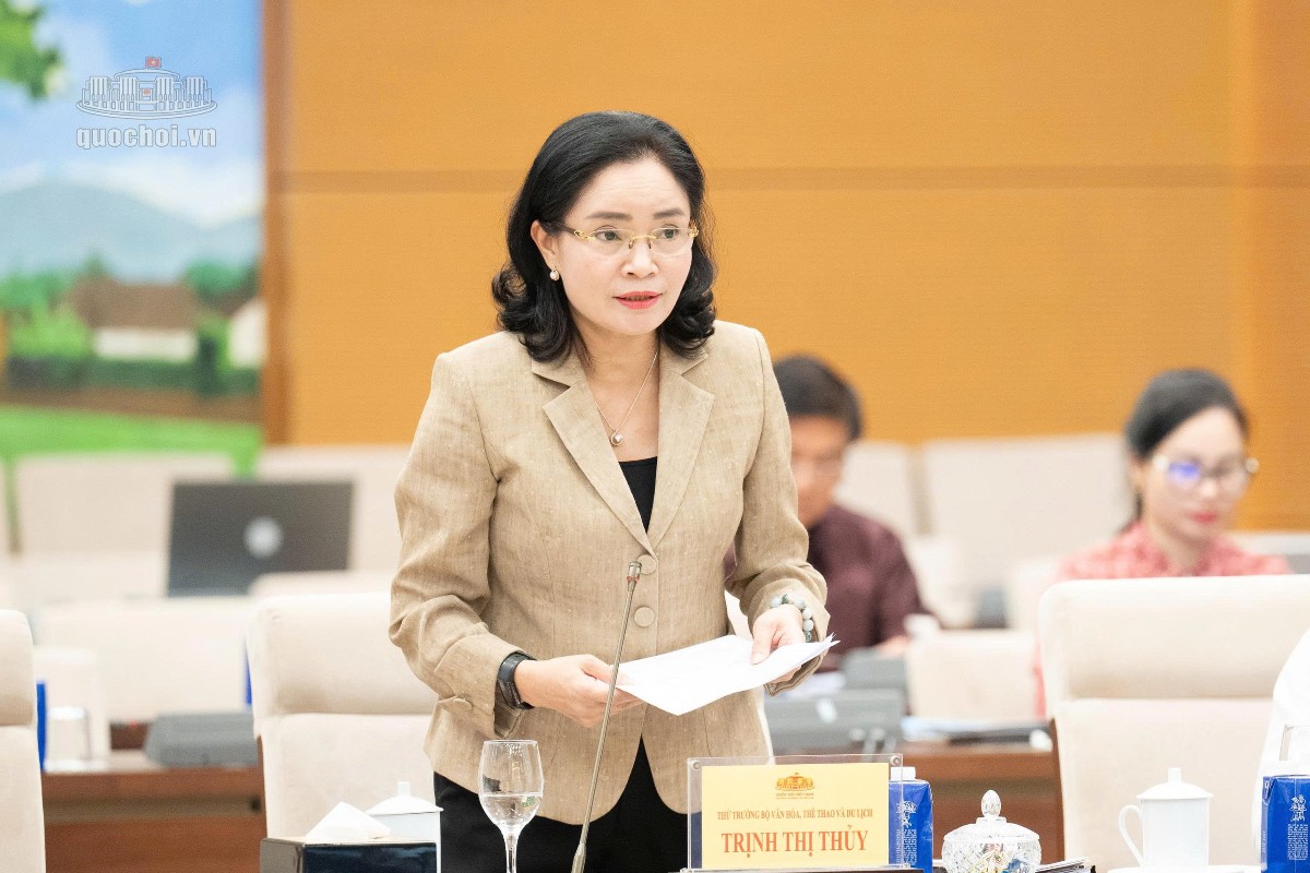Thứ trưởng Bộ Văn hóa, Thể thao và Du lịch Trịnh Thị Thủy trình bày Báo cáo tóm tắt về tiến độ xây dựng và những nội dung chủ yếu của dự án luật. Ảnh: Cổng thông tin điện tử Quốc hội.