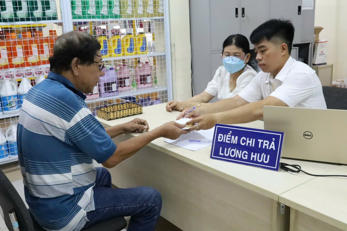 Chi trả lương hưu cho người hưởng. Ảnh: Duy Nguyễn.