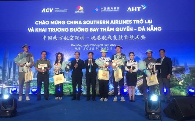 Lãnh đạo ngành Hàng không và Sở Van hóa, Thể thao và Du lịch Đà Nẵng đón những hành khách đầu tiên trên chuyến bay từ Thâm Quyến hạ cánh tại sân bay quốc tế Đà Nẵng. Ảnh Ngô Anh Văn