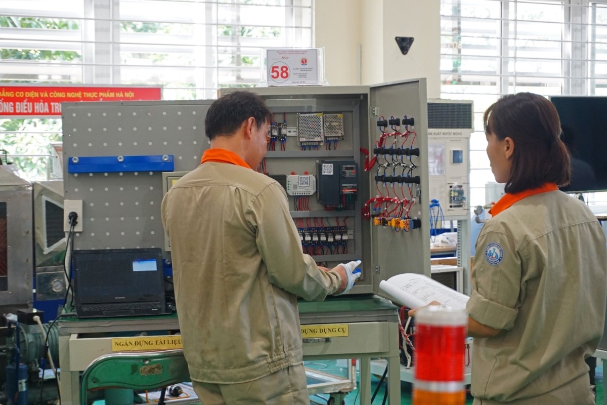 Lao động làm việc trong lĩnh vực kỹ thuật. Ảnh: Nhật Dương.
