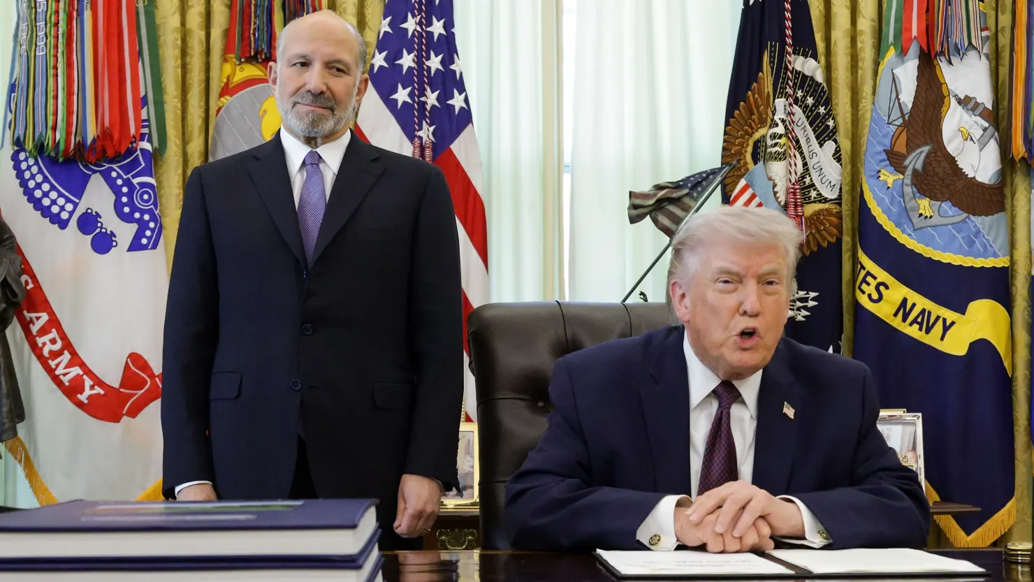 Tổng thống Mỹ Donald Trump (phải) phát biểu trước khi ký sắc lệnh hạn chế bỏ phiếu qua thư tại Phòng Bầu dục thuộc Nhà Trắng ở Washington, D.C. vào ngày 31 tháng 3 năm 2026. Ảnh: Getty Images