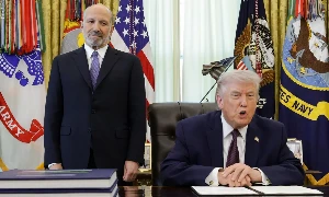 Tổng thống Mỹ Donald Trump (phải) phát biểu trước khi ký sắc lệnh hạn chế bỏ phiếu qua thư tại Phòng Bầu dục thuộc Nhà Trắng ở Washington, D.C. vào ngày 31 tháng 3 năm 2026. Ảnh: Getty Images