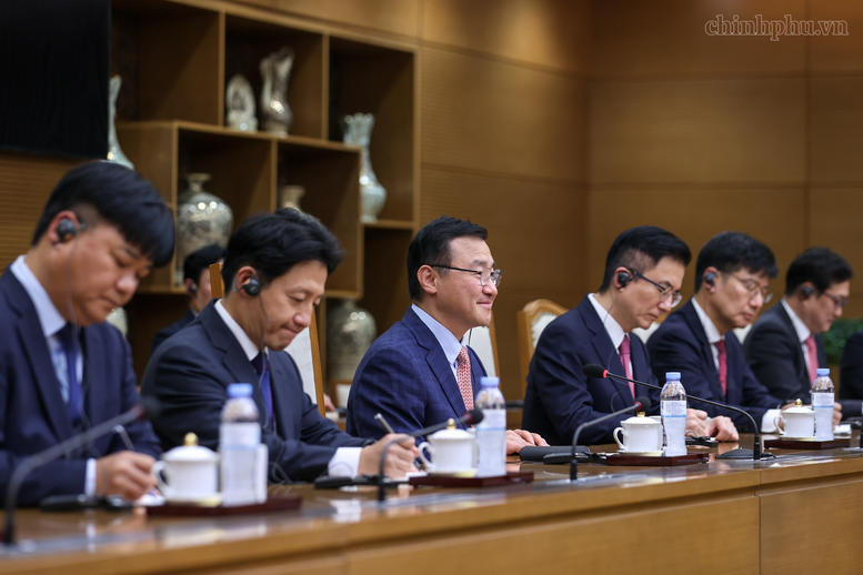 Thủ tướng Lê Minh Hưng tiếp Tổng Giám đốc điều hành Samsung điện tử Roh Tae Moon. Ảnh: chinhphu.vn/Nhật Bắc