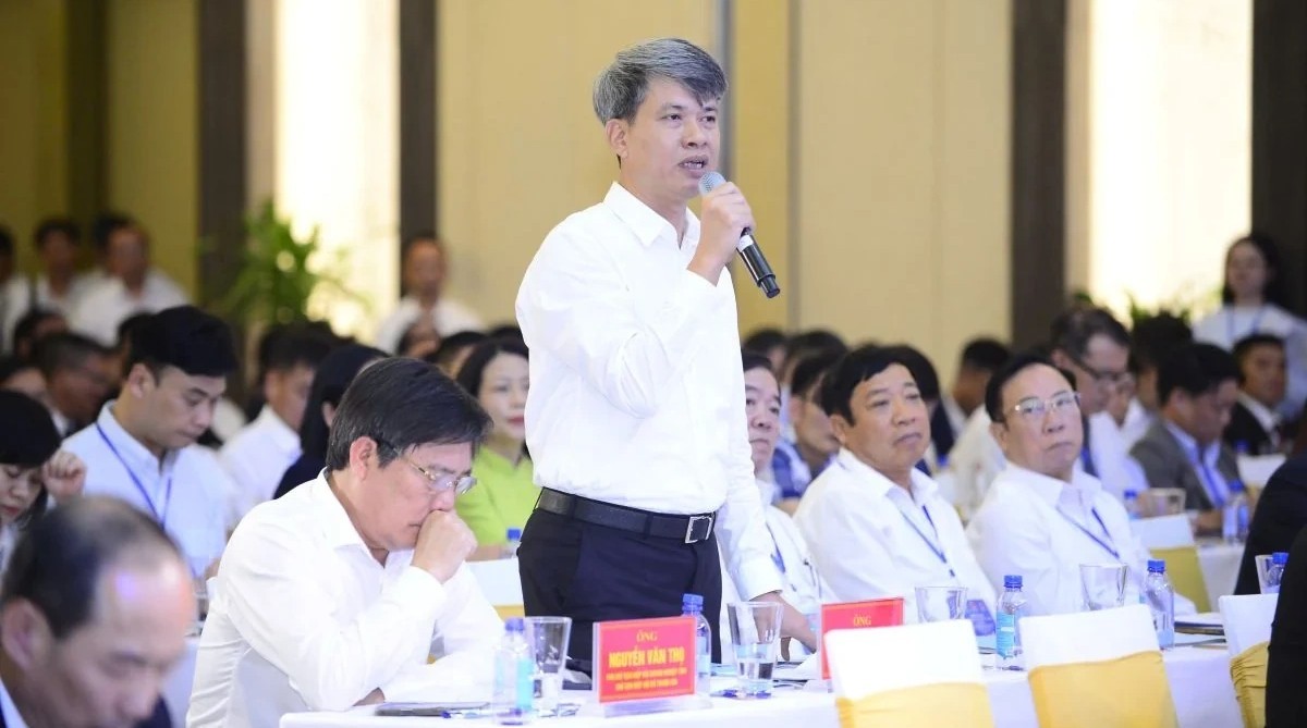 Đại diện Công ty TNHH Đầu tư và Phát triển Lam Kinh nêu kiến nghị tại hội nghị. Ảnh: Hoàng Đông.