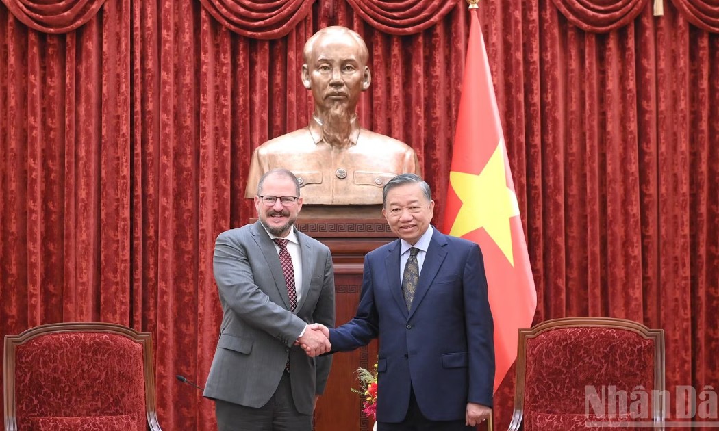 Tổng Bí thư, Chủ tịch nước Tô Lâm và ông Cristiano Amon, Chủ tịch kiêm Tổng Giám đốc Điều hành Tập đoàn Qualcomm (Hoa Kỳ). Ảnh: Đăng Khoa/Nhân Dân