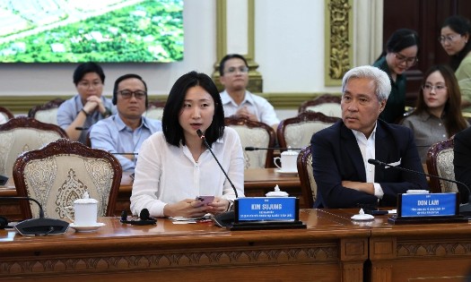 A representative from global tech firms speaks at the conference on building a collaborative high-tech ecosystem in Ho Chi Minh City. (Photo: Phu Quoc)