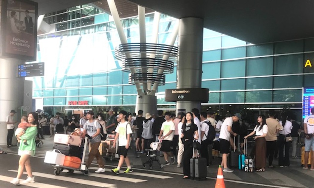 Khách du lịch trong nước và quốc tế đến Đà Nẵng bằng đường hàng không ngày cáng tăng. Ảnh Ngô Anh Văn