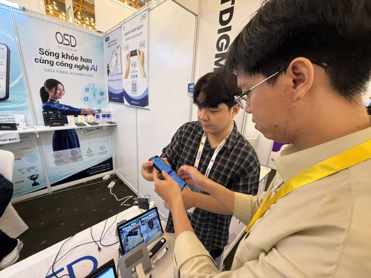 Khách tham quan trải nghiệm tại gian hàng ứng dụng AI trong ngành y tế ở HCMC K-Brand Expo 2026 - Ảnh: Minh Hà.