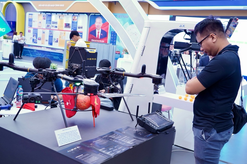 Việt Nam đã bắt đầu quan tâm mạnh đến lĩnh vực ứng dụng UAV trong đời sống. Ảnh: MPT
