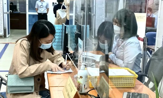 A worker receives job consultation and registers for employment at the Hanoi Center for Employment Service. (Photo: Nhat Duong)