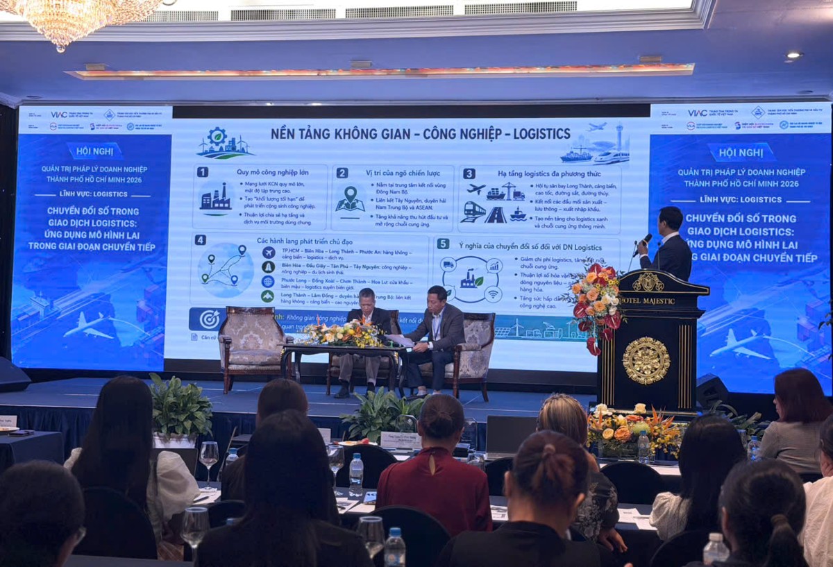 Ông Nguyễn Duy Hưng, Phó Chủ tịch Thường trực Hiệp hội Logistics Đồng Nai trình bày về thực tiễn chuyển đổi số trong ngành logistic tại thị trường Đồng Nai. Ảnh: Nguyệt Hà.