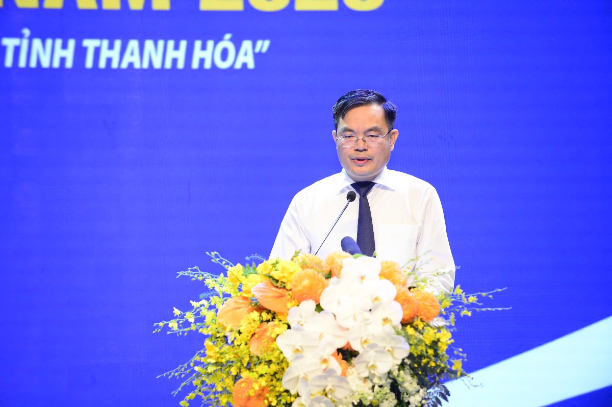 Giám đốc Sở Xây dựng Hoàng Văn Đồng trực tiếp giải đáp kiến nghị của doanh nghiệp liên quan đến giá và nguồn cung vật liệu xây dựng. Ảnh: BTC